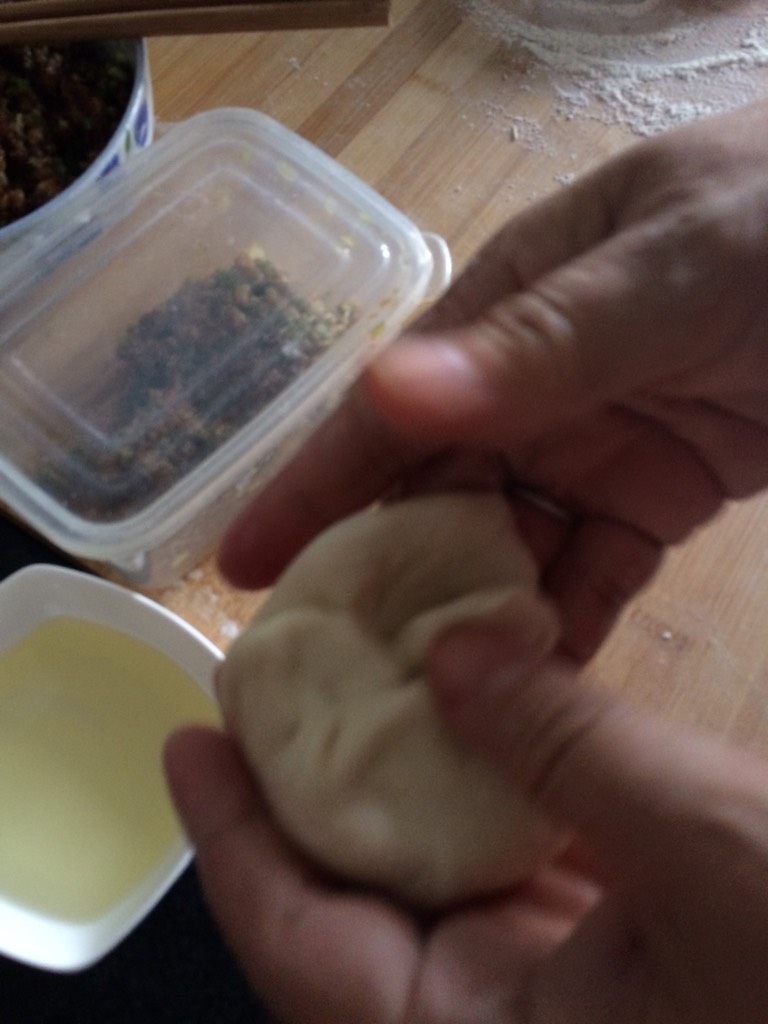 猪肉馅饼,如图揪一小团面粉沾上油开始揉均匀