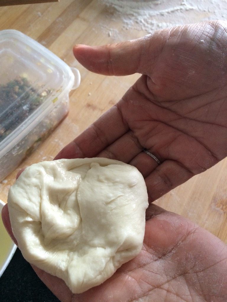 猪肉馅饼,如图慢慢在手里扭成一人一张