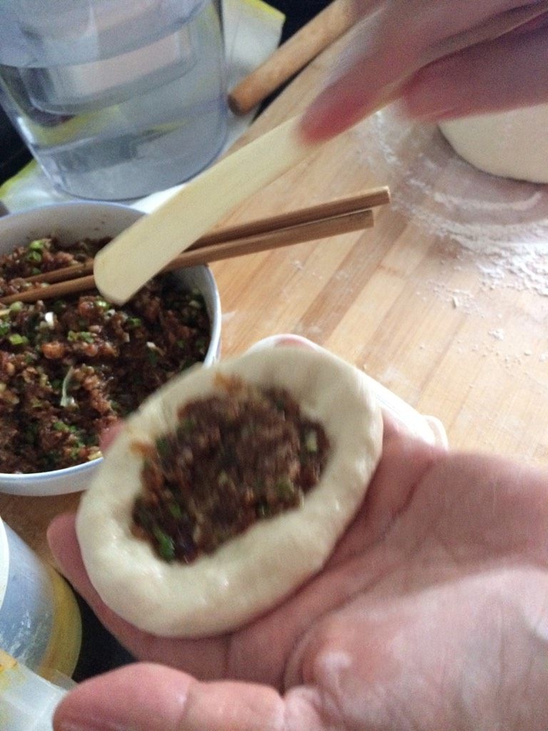 猪肉馅饼,如图像包包子一样把肉馅包进去(因为有油封口不是很好封,要慢慢尽量弄成小口就好)