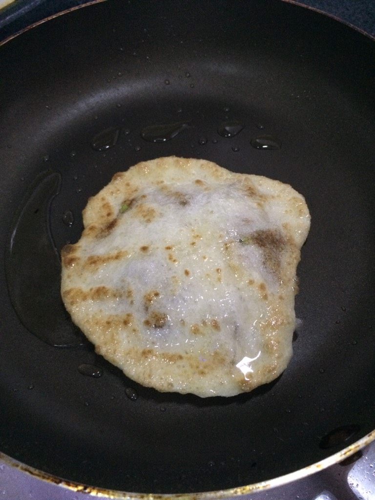 猪肉馅饼,中火慢慢煎至两面金黄