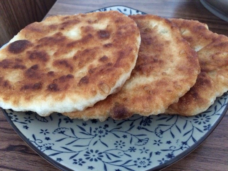 猪肉馅饼,如图入盘晾冷就可以大口吃了
