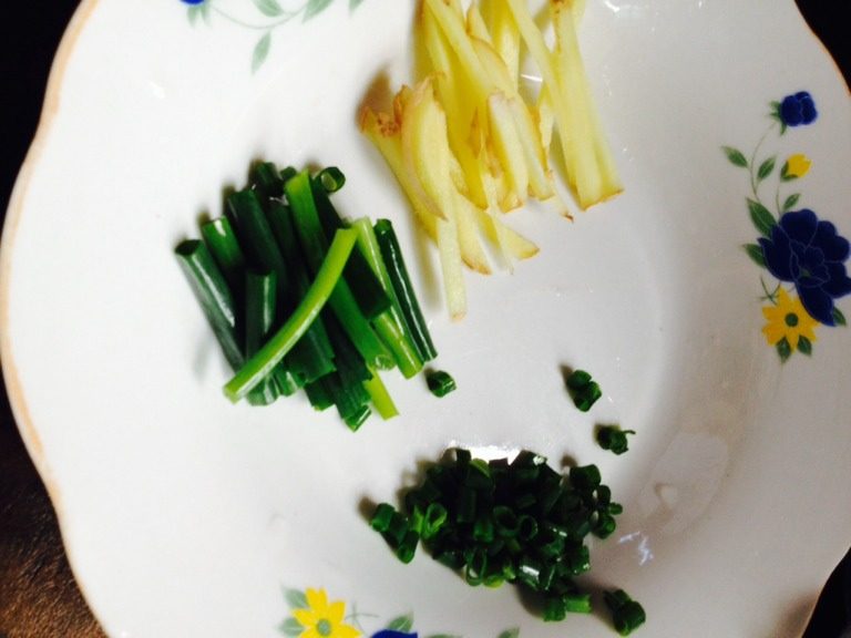 油焖虾(无油),如图切好姜丝,葱白切长,葱绿切短。(因为没有葱白用葱绿代替)