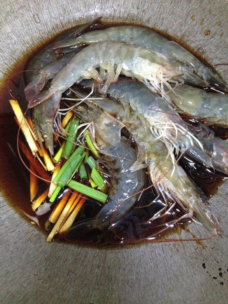 油焖虾(无油),如图锅里放姜丝、葱白、料酒、酱油、适量盐、一小碗水、最后放虾盖锅盖(因为虾会跳)