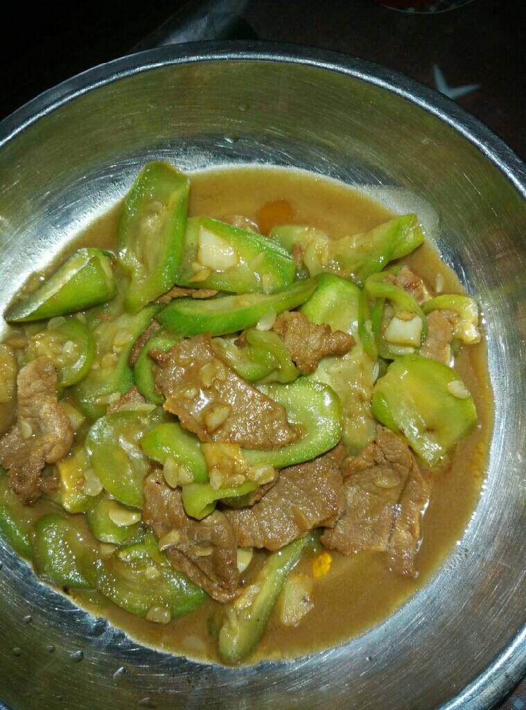 丝嫩香肉嫩滑,在锅内放入少许油，把蒜末倒入爆香，把腌好的肉倒入翻炒一会，再倒入丝瓜，炒的差不多，再加点盐，翻炒，一盘丝嫩香肉嫩滑的菜就呈现你眼前。