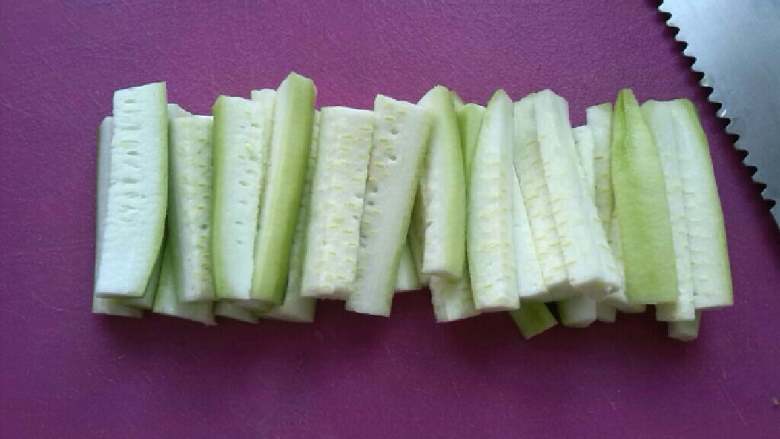 ≈丝瓜油条≈,<a style='color:red;display:inline-block;' href='/shicai/ 57'>丝瓜</a>洗净去皮，切成长条