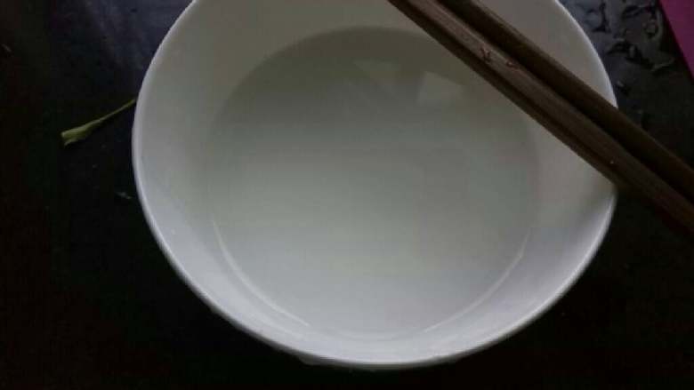 ≈丝瓜油条≈,用生粉调一碗水淀粉