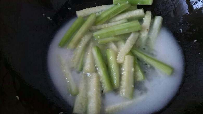 ≈丝瓜油条≈,锅内热油，放入丝瓜翻炒软，倒入水淀粉