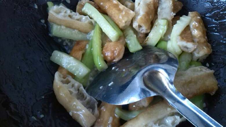 ≈丝瓜油条≈,放入油条翻炒，接着放盐，鸡精，料酒调味即可