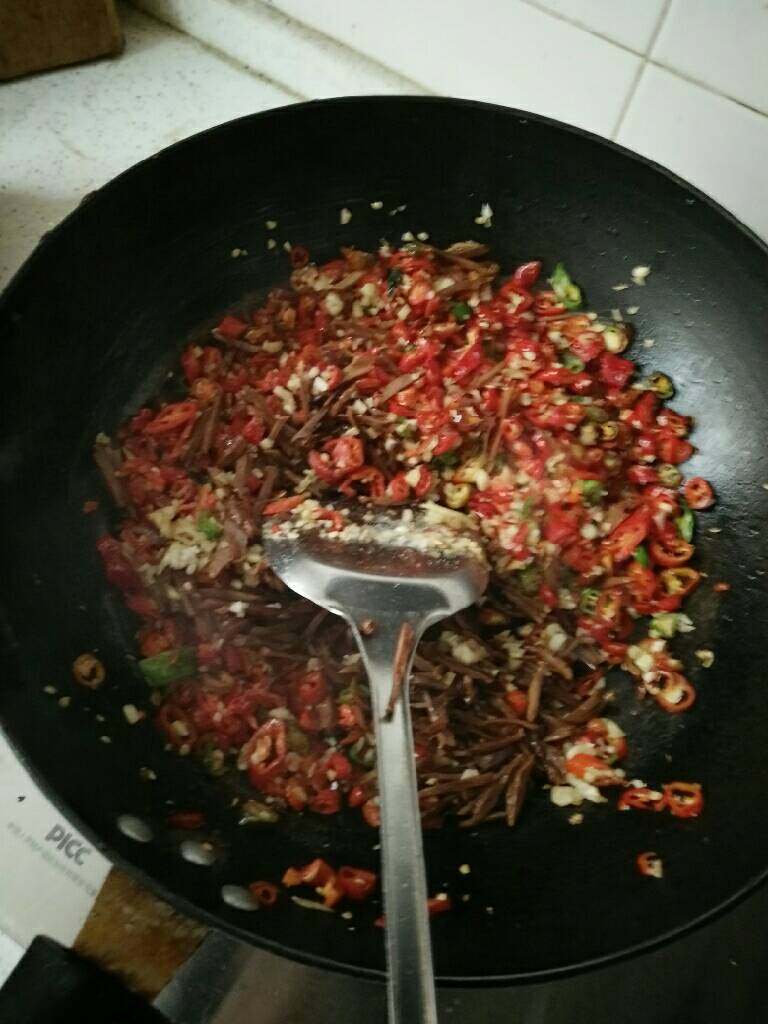 辣椒炒干鮑,辣椒放入调料拌匀倒入炒好滴干鮑丝,翻炒一哈即可