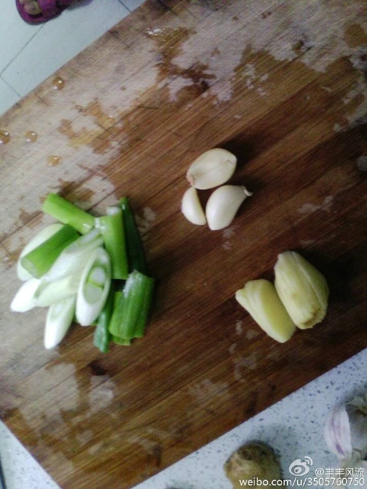 可乐鸡翅,姜切片。蒜切块。葱切段