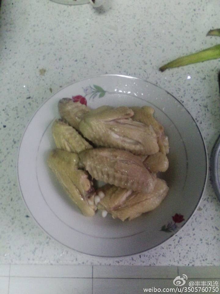 可乐鸡翅,鸡翅洗净。绰水捞出