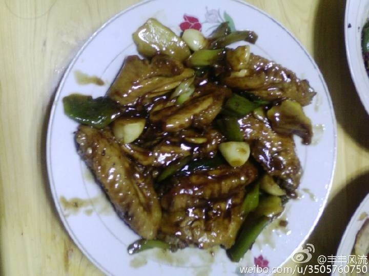 可乐鸡翅,倒入可乐。生抽。葱。姜蒜。收汁出锅