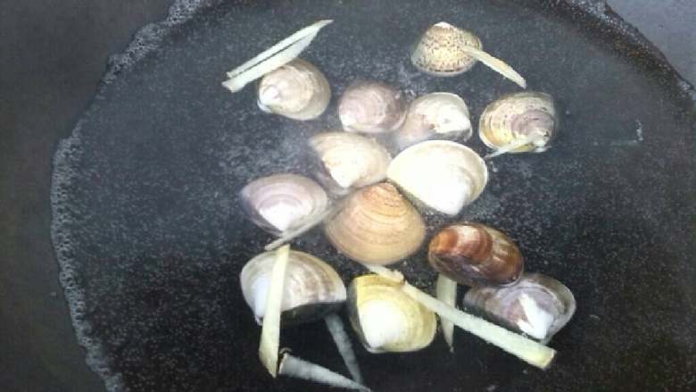 ≈丝瓜油蛤汤≈,油蛤加生<a style='color:red;display:inline-block;' href='/shicai/ 37'>姜</a>焯水，待开口后盛出