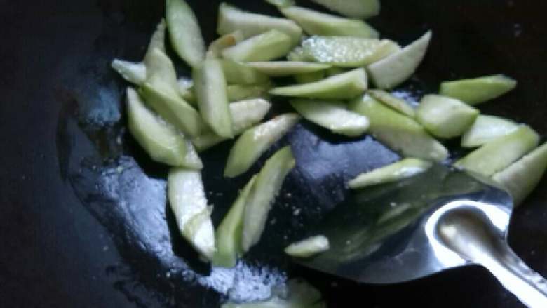 ≈丝瓜油蛤汤≈,另起锅，倒入油翻炒丝瓜