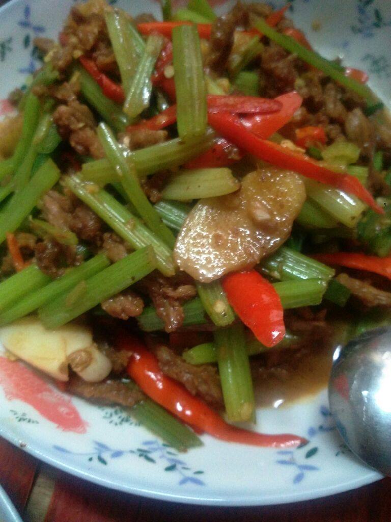 芹菜炒牛肉
