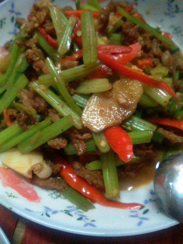 芹菜炒牛肉,加入盐和鸡精，翻炒均匀后出锅即可