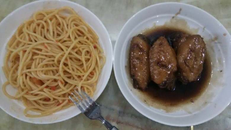 可乐鸡翅,我的鸡翅汁收得不够干，所以多余的汁淋在意粉上