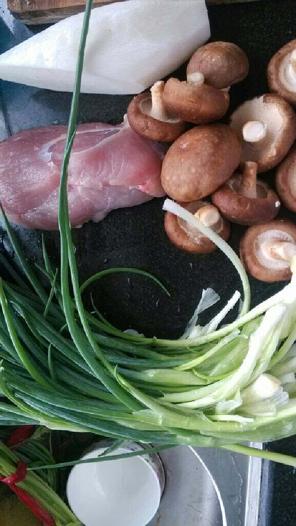 猪肉香菇白萝卜饺子,洗好材料沥干水,备用