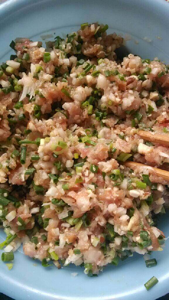 猪肉香菇白萝卜饺子,把所有材料切成碎未,再放入料酒,盐,味精,白糖，搅拌均匀