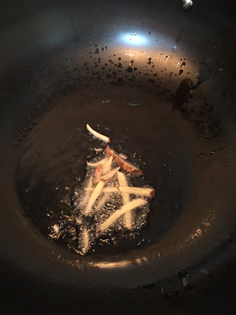板栗烧鸡翅,热锅倒入些许油,待油烧热后加入姜丝煸炒