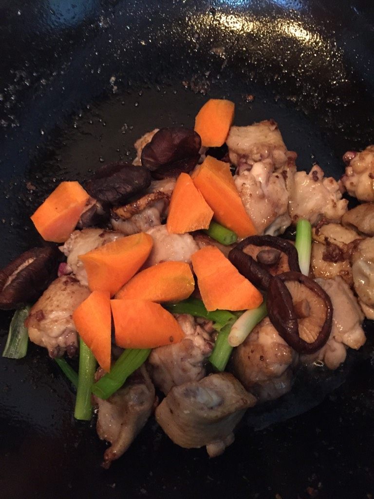 板栗烧鸡翅,然后加入葱段,香菇,胡萝卜块再炒一会儿