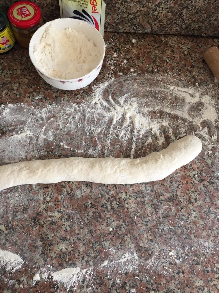 包子,把发酵好的面团继续揉到光滑的表面、就可以开始包了