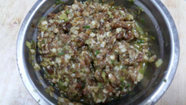 猪肉葱花馅饼,<a style='color:red;display:inline-block;' href='/shicai/ 5353'>肉馅</a>搅拌好