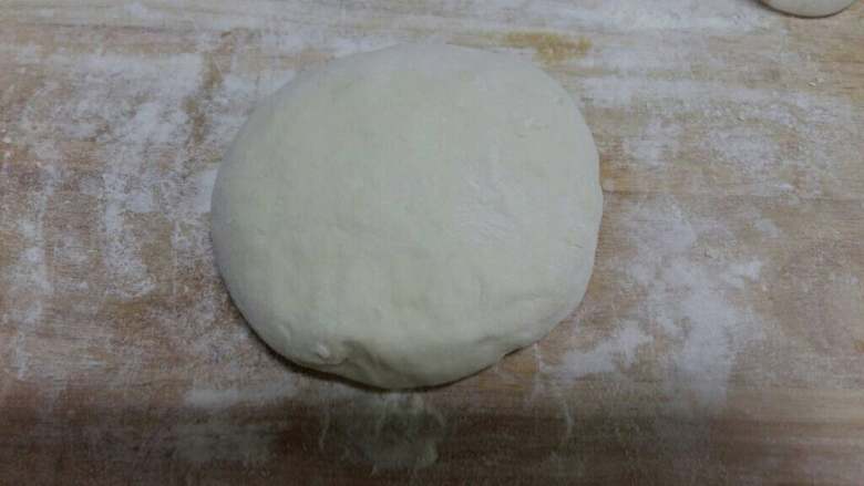 猪肉葱花馅饼,面和好，热水烫面