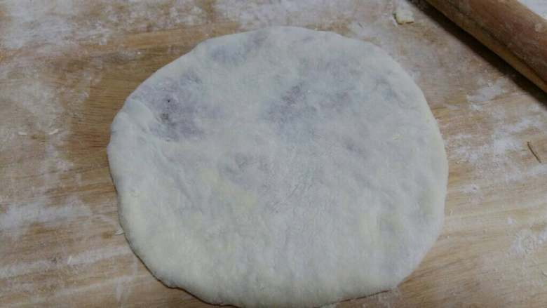 猪肉葱花馅饼,包好擀成饼