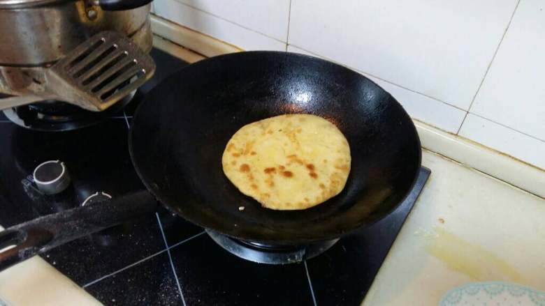 猪肉葱花馅饼,上锅烙饼