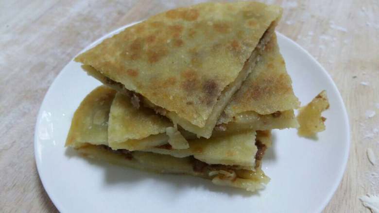 猪肉葱花馅饼,小火熟透出锅