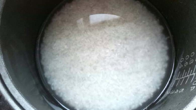 ≈火腿肠土豆焖饭≈,洗净后，用水泡20分钟