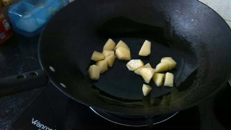 ≈火腿肠土豆焖饭≈,锅内放入油，油热后倒入土豆
