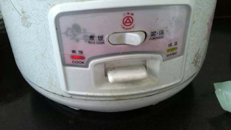 ≈火腿肠土豆焖饭≈,按下煮饭键