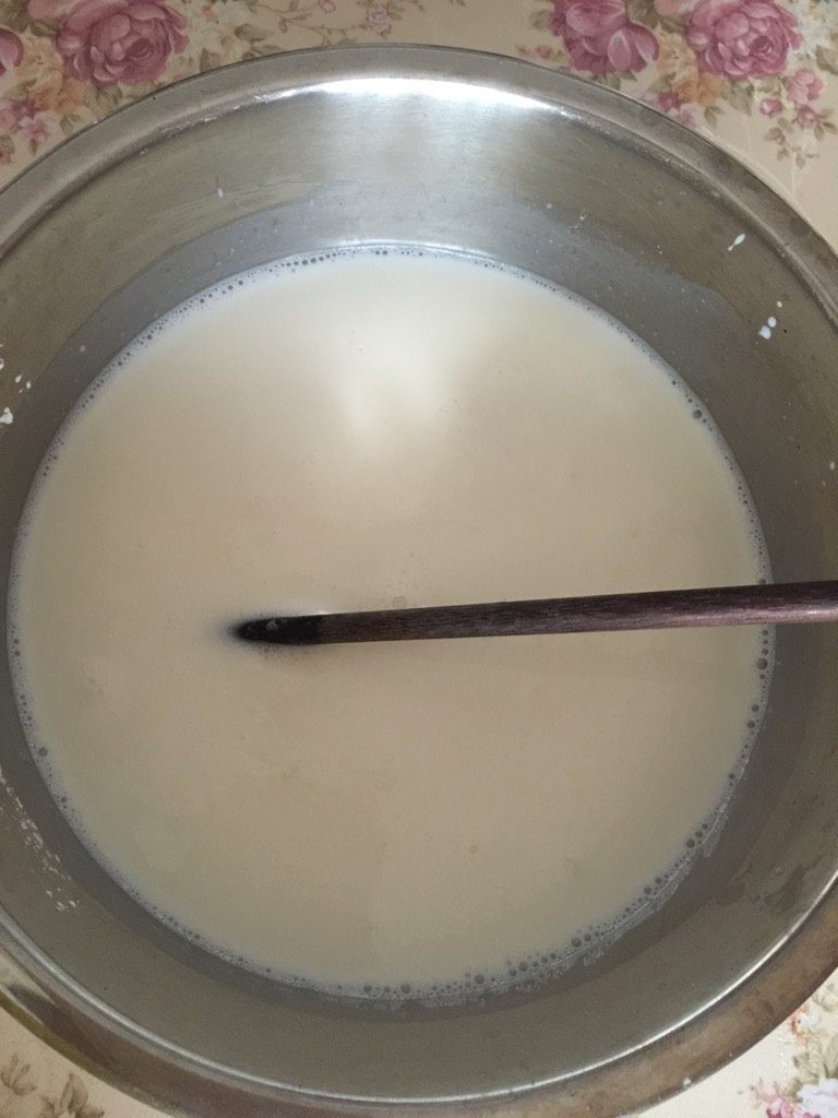 牛奶小方,500毫升<a style='color:red;display:inline-block;' href='/shicai/ 219'>牛奶</a>加70克<a style='color:red;display:inline-block;' href='/shicai/ 512'>玉米淀粉</a>，40克<a style='color:red;display:inline-block;' href='/shicai/ 10588'>糖</a>搅拌均匀