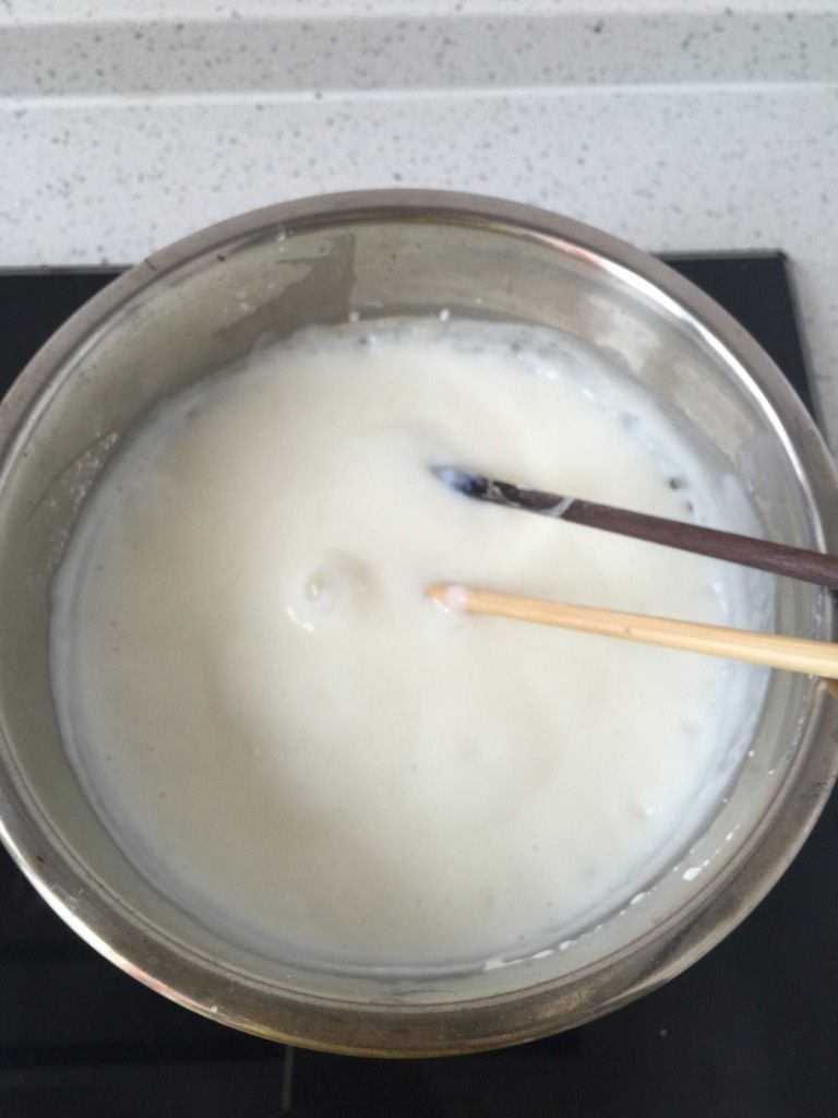 牛奶小方,小火加热至粘稠起泡