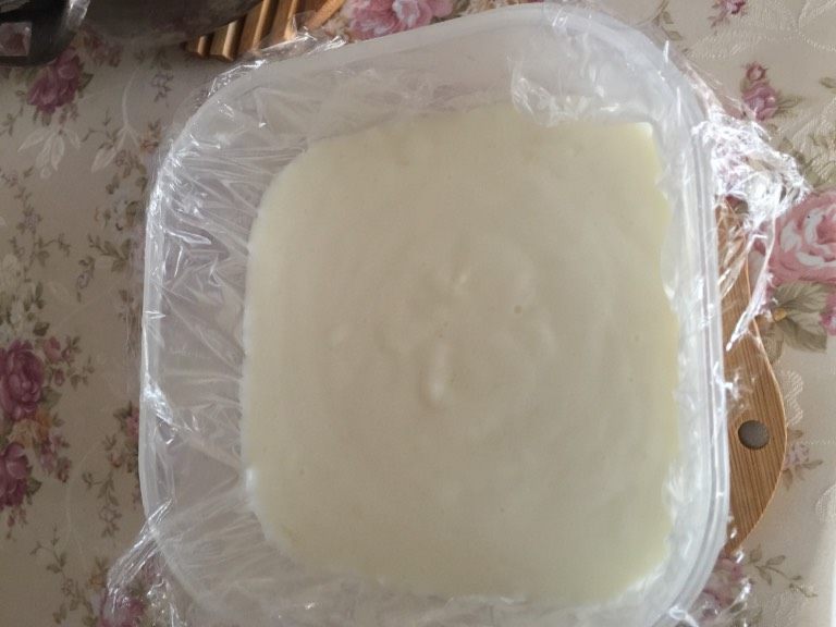 牛奶小方,容器里铺保鲜膜，倒入牛奶糊