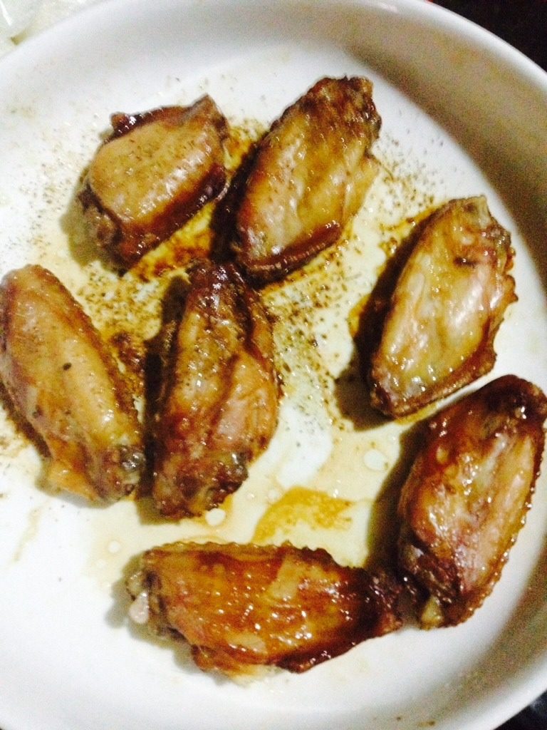 微波炉版烤鸡翅,取出将鸡翅一一翻面,撒些烧烤料继续中高火5分钟