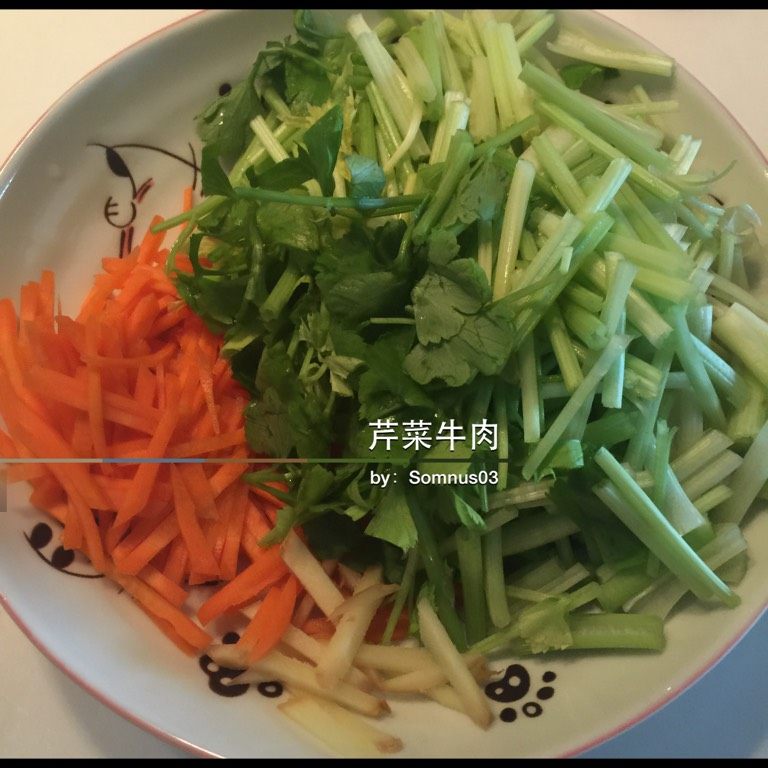 芹菜牛肉, <a style='color:red;display:inline-block;' href='/shicai/ 125'>芹菜</a>、<a style='color:red;display:inline-block;' href='/shicai/ 25'>胡萝卜</a>、<a style='color:red;display:inline-block;' href='/shicai/ 2800'>生姜</a>洗净切丝