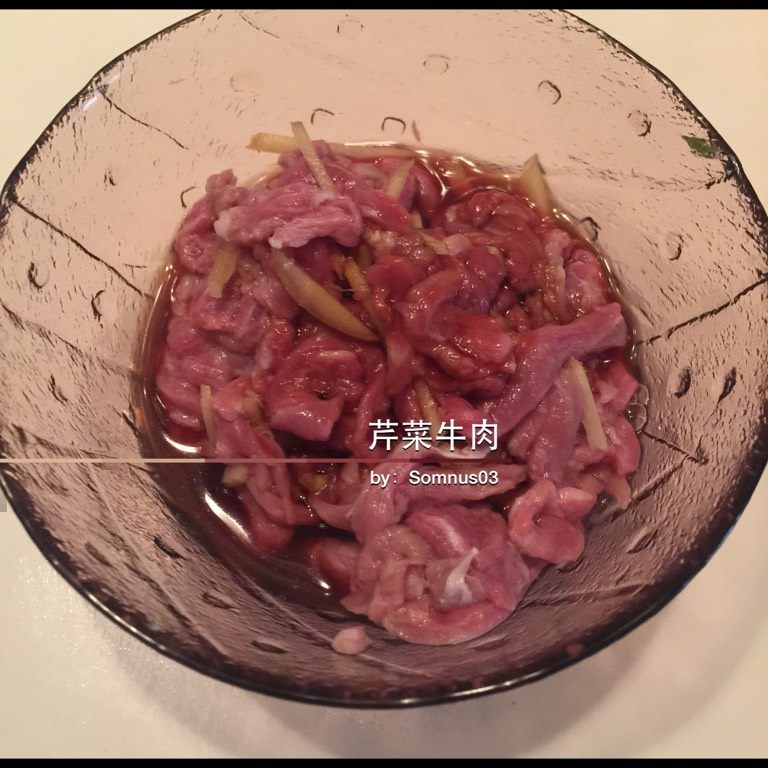 芹菜牛肉,牛肉切丝、洗去血水，加<a style='color:red;display:inline-block;' href='/shicai/ 718'>料酒</a>、<a style='color:red;display:inline-block;' href='/shicai/ 788'>生抽</a>、盐打浆腌制