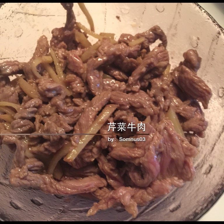 芹菜牛肉,加菜油,热至7分熟,加姜丝煸炒,将腌制的牛肉丝下油锅煸炒至五分熟出锅