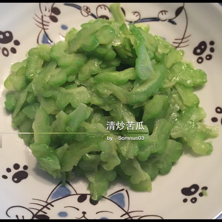 清炒苦瓜,菜油熬制七分熟，加苦瓜片煸炒到半透明，加盐、少许水，调味后装盘
