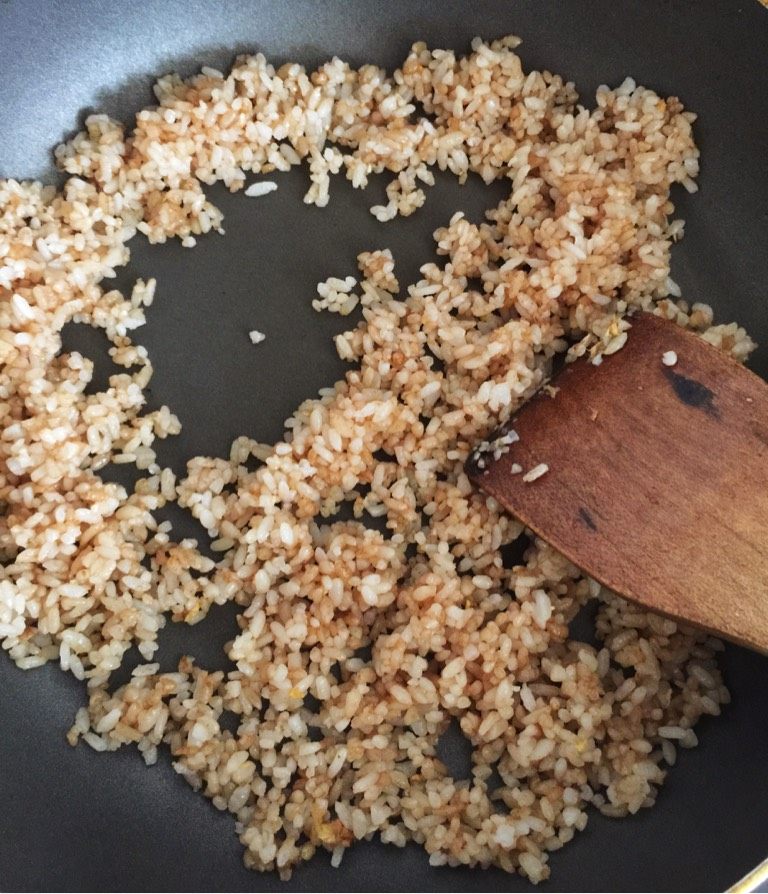 鲍鱼大虾炒饭,炒饭，饭一定要晾凉，炒时撒些盐，有助于打散饭粒，待饭粒炒散后加酱油上色，入味