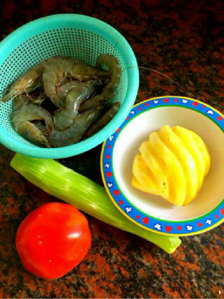 什锦虾仁,准备好的材料如图。