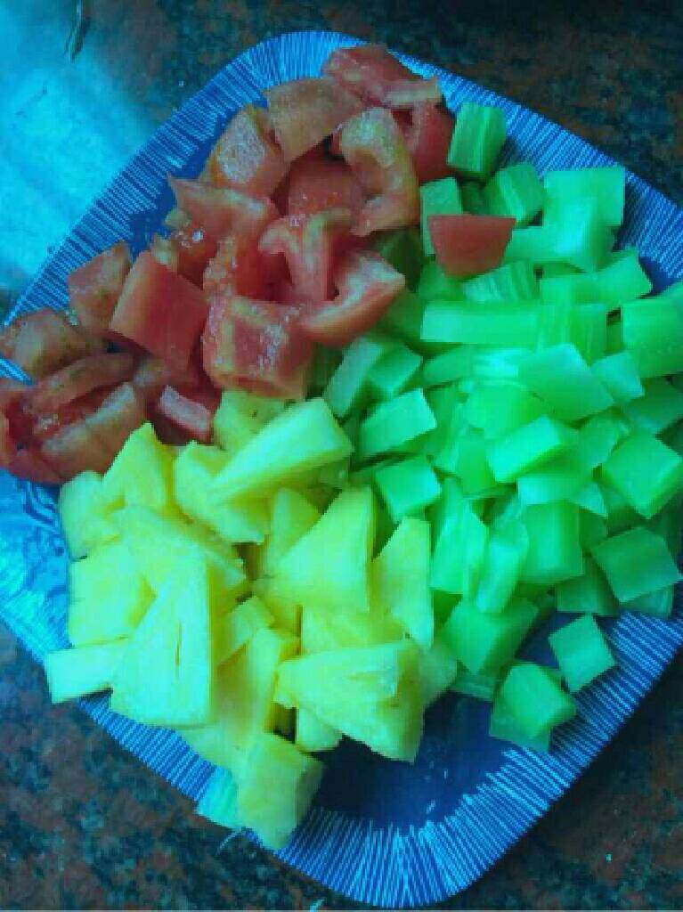 什锦虾仁,把<a style='color:red;display:inline-block;' href='/shicai/ 3551'>西红柿</a>，<a style='color:red;display:inline-block;' href='/shicai/ 124'>莴笋</a>和<a style='color:red;display:inline-block;' href='/shicai/ 597'>菠萝</a>都切成小颗粒。