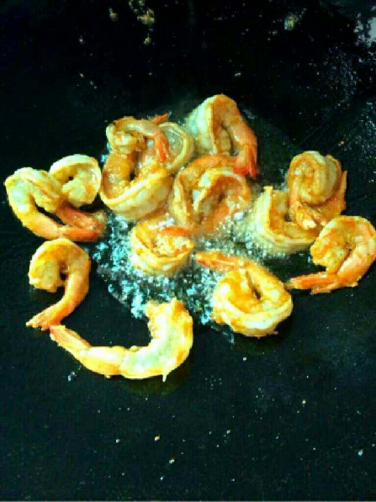 什锦虾仁,热锅里放适量油在把腌制好的虾仁放进炒变色。