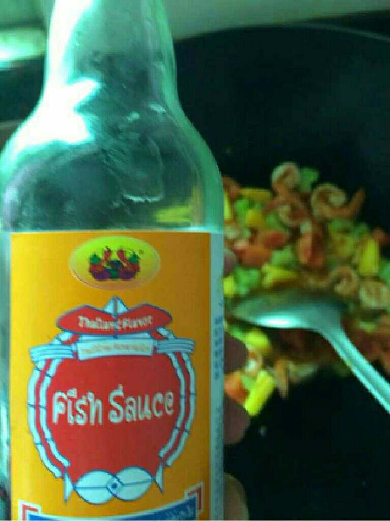 什锦虾仁,加几滴鱼露在再次把食材一起翻炒。