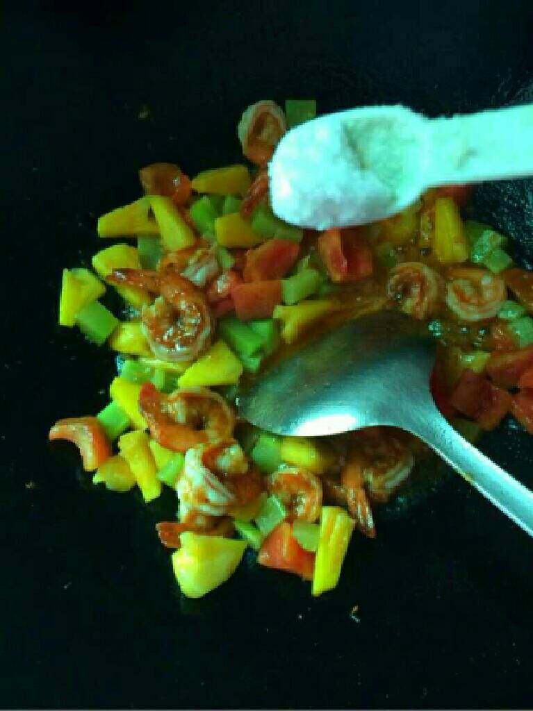 什锦虾仁,在加入适量盐。