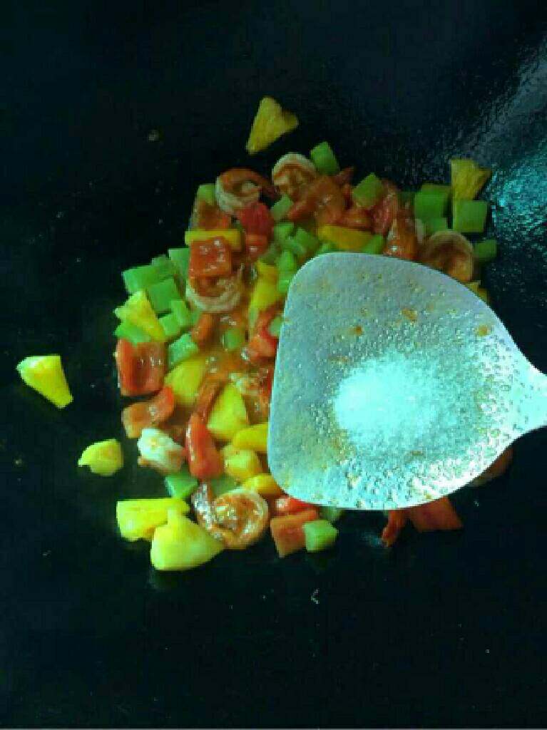 什锦虾仁,在加入适量<a style='color:red;display:inline-block;' href='/shicai/ 10588'>糖</a>翻炒均匀即可。