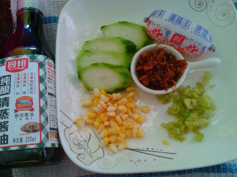 海鲜酱煲仔饭,如图。准备好所有材料。